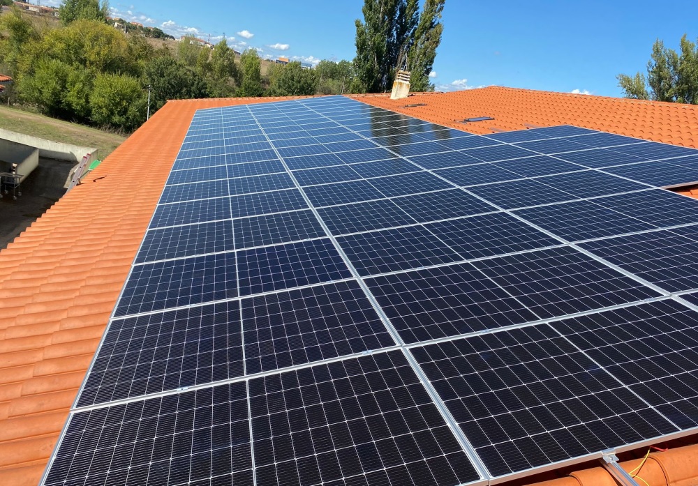 Instalación solar fotovoltaica de autoconsumo de 22 kWp en el Centro Residencial Caracillo en Ciudad Rodrigo