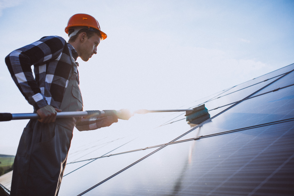 El mantenimiento de placas solares empieza con una buena limpieza