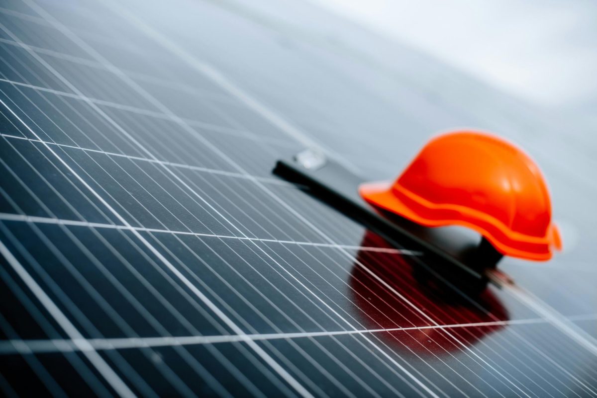 Pour installer des panneaux solaires, il faut réaliser une étude technique de l'habitation, de la consommation, du respect de la réglementation et demander les permis.