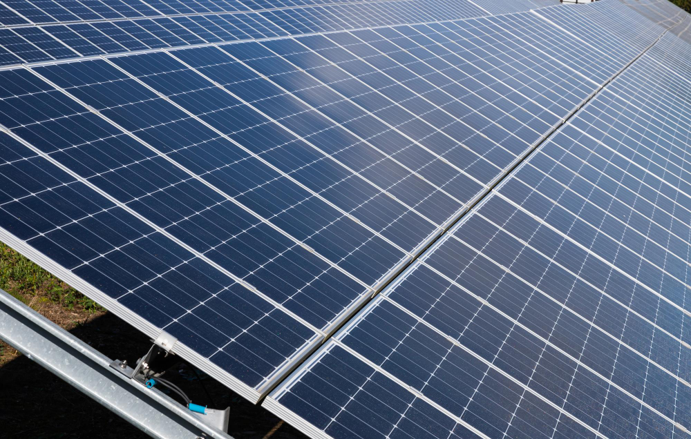 Les panneaux solaires peuvent être monocristallins ou polycristallins.