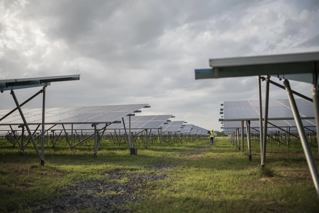 paneles energía fotovoltaica con operario